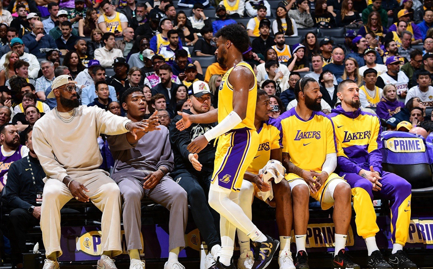 综合体育包含洛杉矶湖人发布备战花絮；集结日远射贴柱；全明星赛任务艰巨；团队化学反应显著的词条